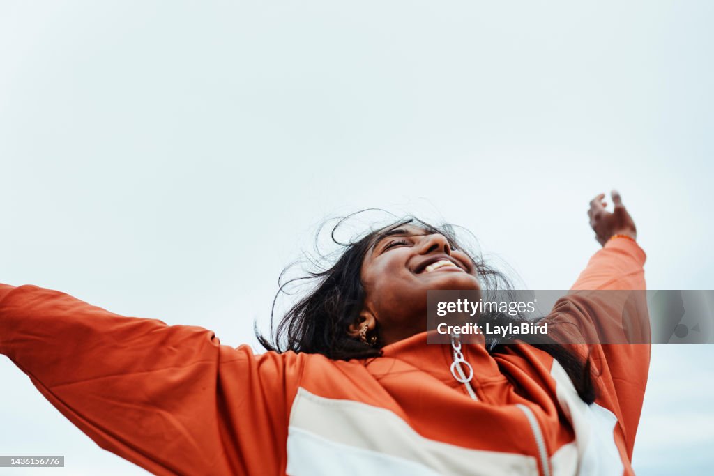 Glückliche schwarze Frau, Freiheit und Himmel für Erfolg in Abenteuer, Reisen oder Erfolg in der Natur. Gewinnerin feiert das Ziel, frei in der Natur zu sein, um erfolgreich glücklich nach Indien zu reisen