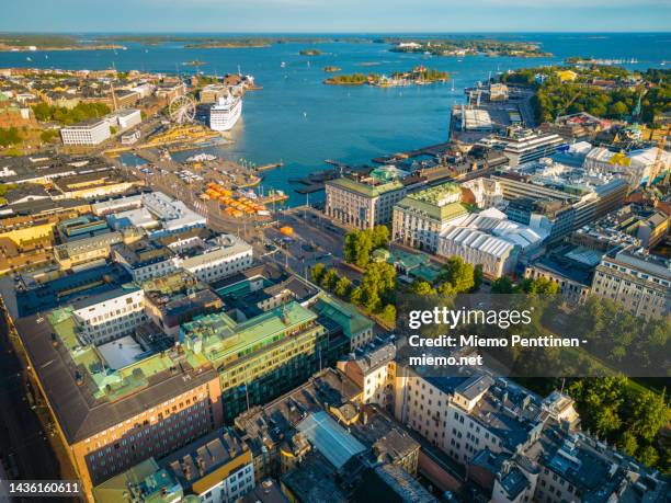 aerial view to downtown helsinki with the market square and the harbor for large ferries in the back next to the baltic sea - helsinki stock-fotos und bilder