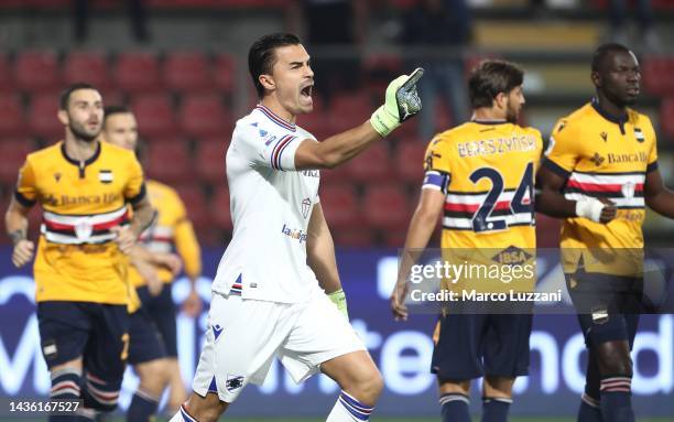 Emil Audero of UC Sampdoria celebrates with his team-mates after saving a penaltyduring the Serie A match between US Cremonese and UC Sampdoria at...