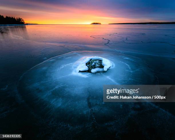 scenic view of frozen lake against sky during sunset,sweden - soluppgång stockfoto's en -beelden