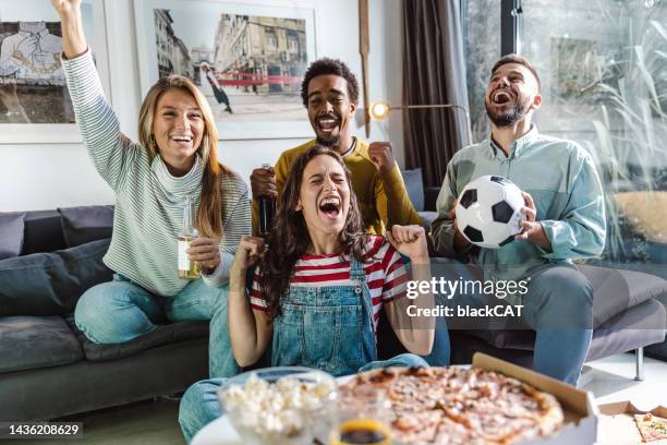 amici a casa a guardare partite sportive - home game sport foto e immagini stock