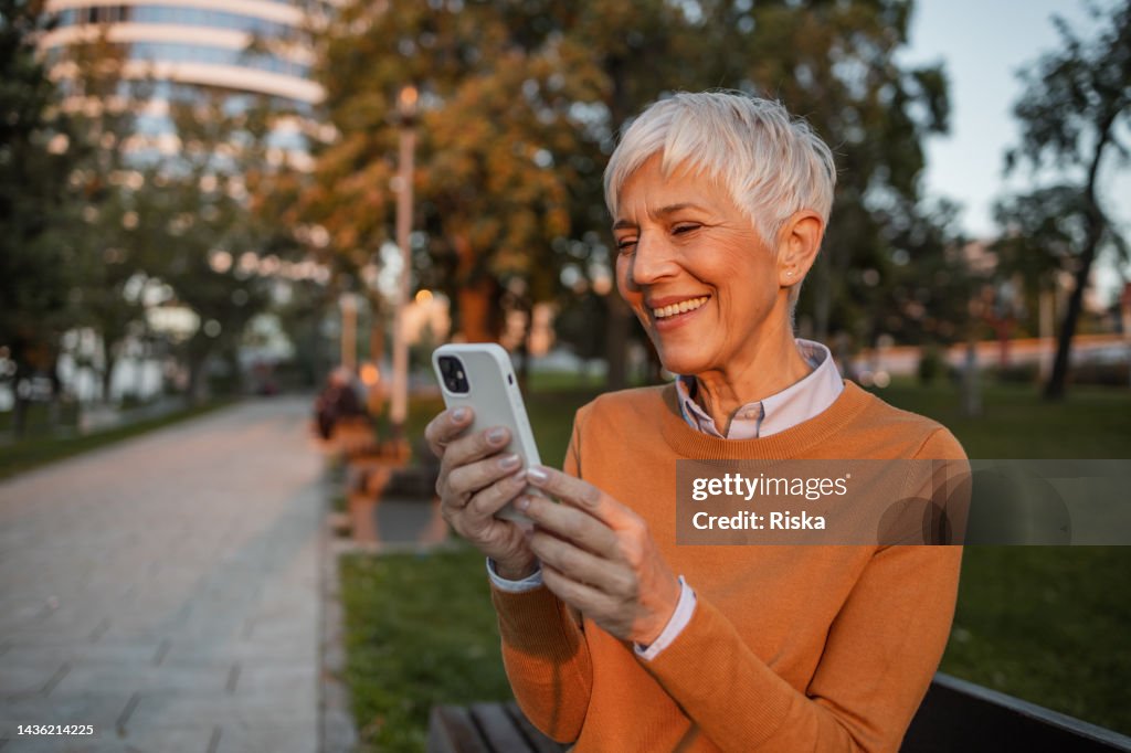 Portrait de femme senior à l'extérieur