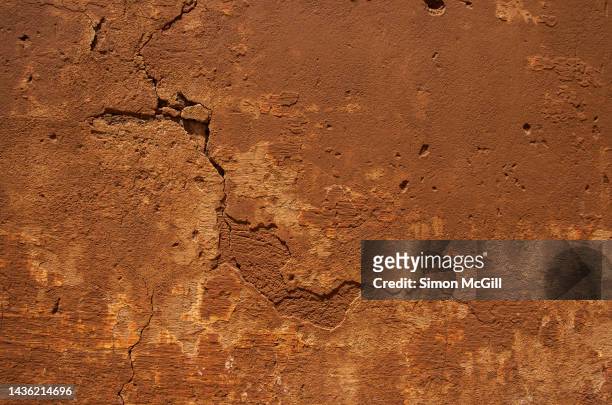crumbling ancient adobe stucco wall - adobe texture stockfoto's en -beelden