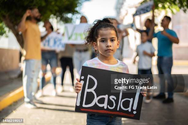 portrait of child girl holding sign on a protest outdoors - childrens justice campaign event imagens e fotografias de stock