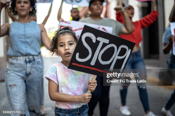 bambina che tiene un cartello sulla protesta all'aperto - childrens justice campaign event foto e immagini stock