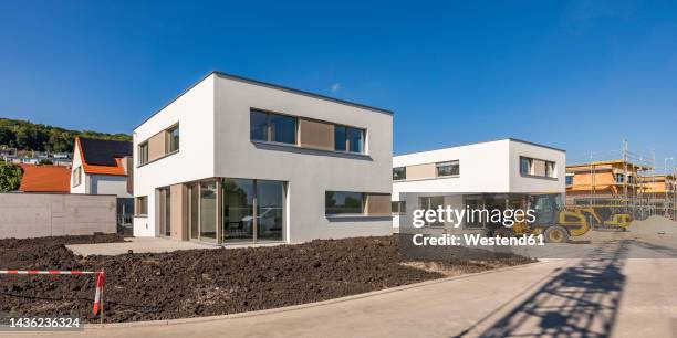 germany, bavaria, elchingen, patch of dirt in front of modern suburban house - einfamilienhaus modern stock-fotos und bilder