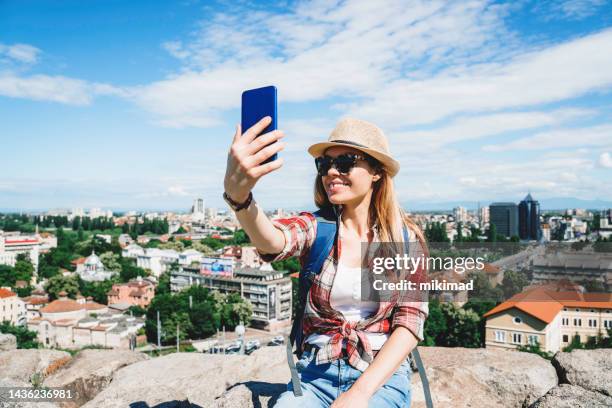 touristin mit rucksack beim selfie. speicherplatz kopieren - fotohandy stock-fotos und bilder