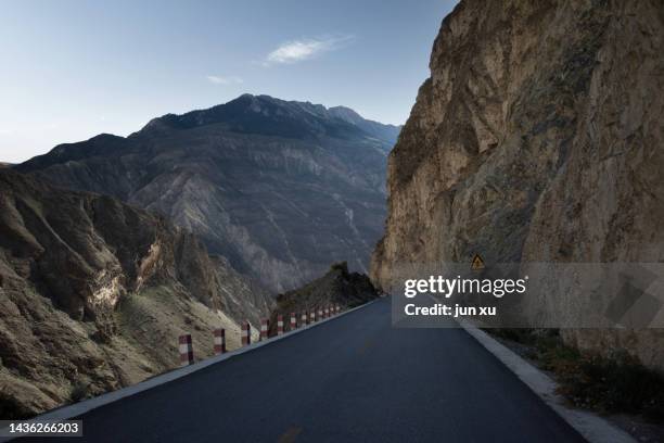 fast track built on the cliffs of the ngari plateau in tibet - ali mountains stock-fotos und bilder