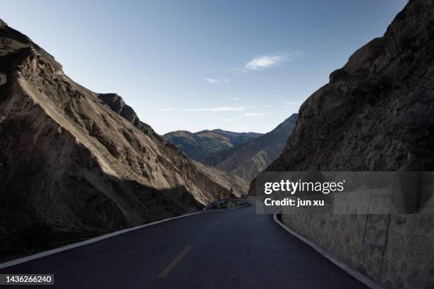 fast track built on the cliffs of the ngari plateau in tibet - ali mountains stock-fotos und bilder