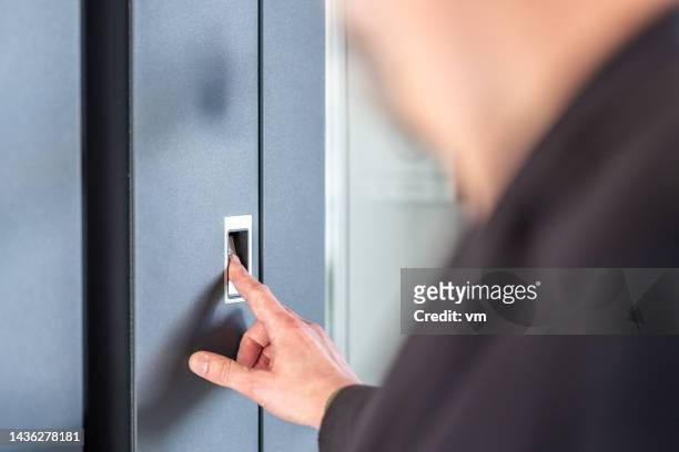 指紋認証による現代の家のドアのロック解除 - 指紋スキャナー ストックフォトと画像