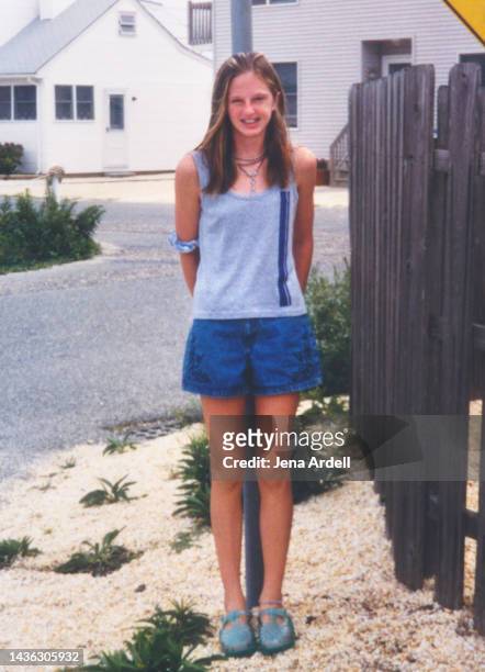 vintage teenager wearing 2000s style, happy teen 1990-1999 beach y2k fashion - jelly shoe fotografías e imágenes de stock