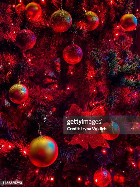 christmas tree decorations with baubles in red color. - christmas decorations stockfoto's en -beelden