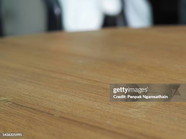 brown wood table surface texture blurred background - 茶几 個照片及圖片檔