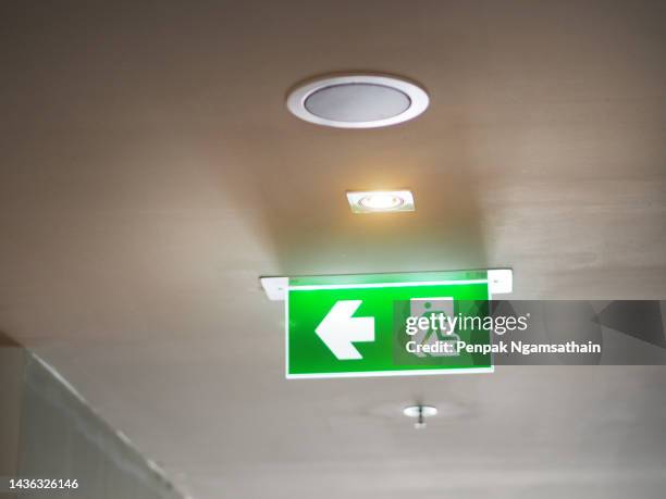 fire exit sign - 非常口 ストックフォトと画像
