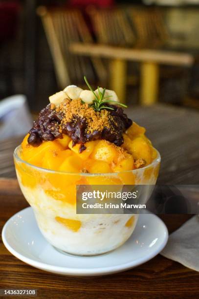 mango read bean patbingsu - mango shaved ice stock pictures, royalty-free photos & images
