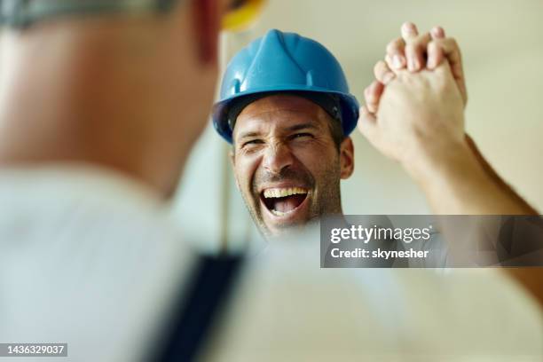 guter job-kollege! - handwerker stock-fotos und bilder