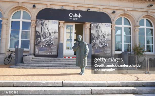 Venetiaanse Gaanderijen And Statue Of King Baudouin Of Belgium High-Res Stock Photo