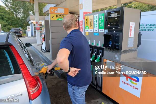 Un automobiliste fait le plein d'essence dans une station service Total Energies le 12 octobre 2022 en Gironde.