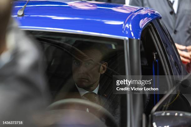 Le président de la république Emmanuel Macron dans l'habitacle d'une voiture Hopium propulsé à l'hydrogène au Salon de l'Automobile le 17 octobre...