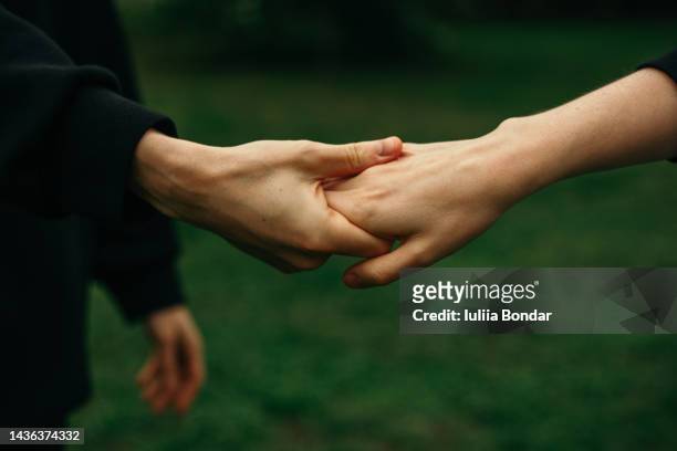 couple holding hands - relationship difficulties fotografías e imágenes de stock