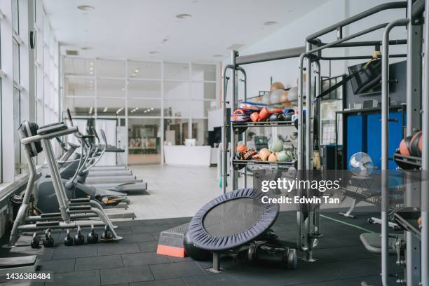 sala de gimnasio con cinta de correr y equipo de entrenamiento - equipo de formación fotografías e imágenes de stock
