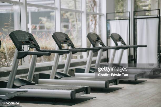 sala palestra con tapis roulant e attrezzature per l'allenamento - palestra in casa foto e immagini stock