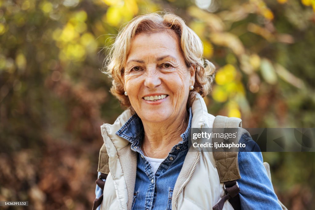 Retrato de una hermosa mujer mayor