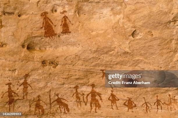 prehistoric cave paintings, terkei, ennedi plateau, chad - rock art stock pictures, royalty-free photos & images