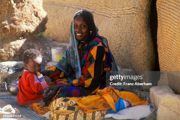 woman and child of the tubu tribe, chad - faya largeau stock pictures, royalty-free photos & images