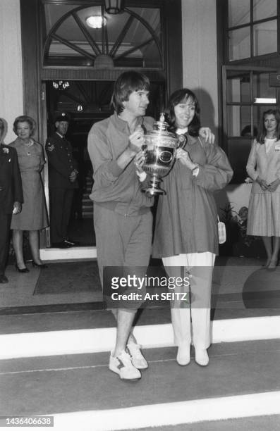 Jimmy Connors célébrant sa victoire au tournoi de Wimbledon avec son épouse Patti McGuire, le 4 juillet 1982, à Londres.