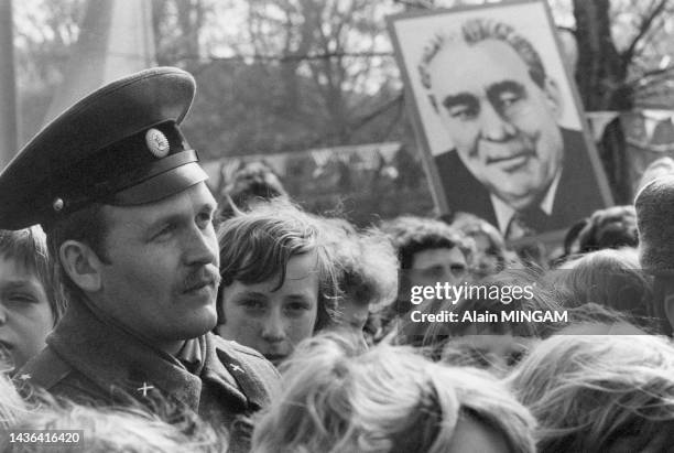 Portrait de Léonid Brejnev dans la manifestation célébrant le départ des soldats soviétique d'Allemagne de l'Est, le 7 avril 1980, à Oschatz.