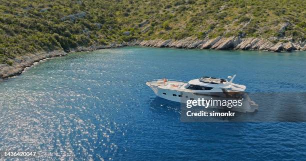 paar sonnenbaden auf yacht - luxury yachts stock-fotos und bilder