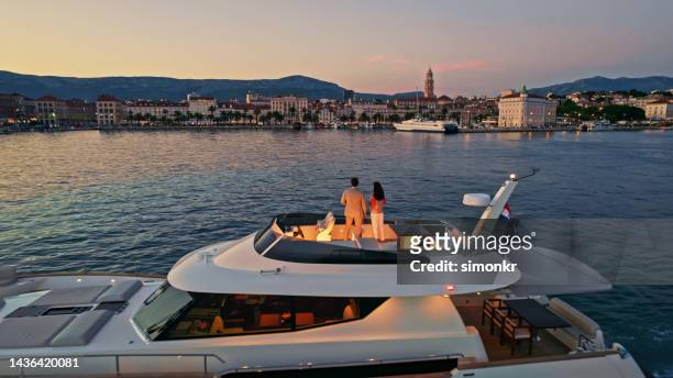 couple debout sur yacht - yacht photos et images de collection