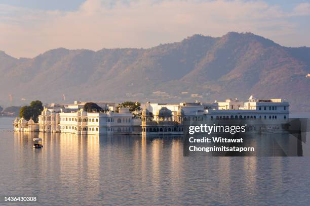 taj lake palace hotel - lake palace stockfoto's en -beelden