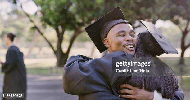 abschluss, ausbildung und studenten umarmen sich, um den erfolg der universität, des colleges oder der schule zu feiern. feier, lernfortschritte und glückwünsche zum erfolg vom schwarzen mann zur absolventin - scholarship stock-fotos und bilder