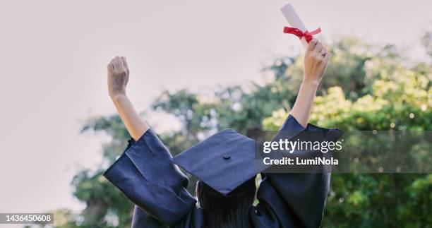 graduación, educación y éxito con una estudiante que tiene un diploma o certificado en celebración al aire libre. universidad, posgrado y estudio con una alumna animando un logro universitario - túnica fotografías e imágenes de stock