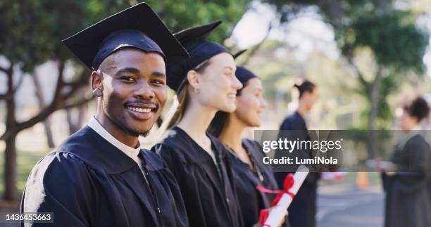 laurea, successo e uomo nero o studenti all'università per obiettivo di studio, conseguimento di certificati o borsa di studio di premio. gruppo di laureati di classe universitaria o accademica in un ritratto del campus all'aperto - college awards foto e immagini stock