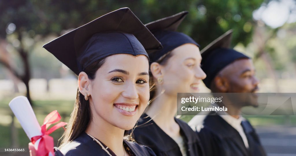 Abschluss, Ausbildung und Erfolg mit einer Studentin, die einen Universitäts- oder Hochschulabschluss im Freien macht. Graduiertengruppe, Studium und Zertifikat mit einem Schüler mit Diplom nach Abschluss der Schule