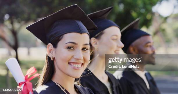 abschluss, ausbildung und erfolg mit einer studentin, die einen universitäts- oder hochschulabschluss im freien macht. graduiertengruppe, studium und zertifikat mit einem schüler mit diplom nach abschluss der schule - scholarship stock-fotos und bilder