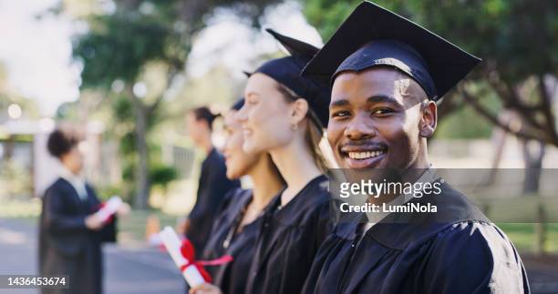 porträt student, schwarzer mann und abschlussfeier, veranstaltung und zielerreichung, bildungserfolg und motivation. glücklich, aufgeregt und lächelnd afrikanischer hochschulabsolvent feiert zukunft - graduate stock-fotos und bilder
