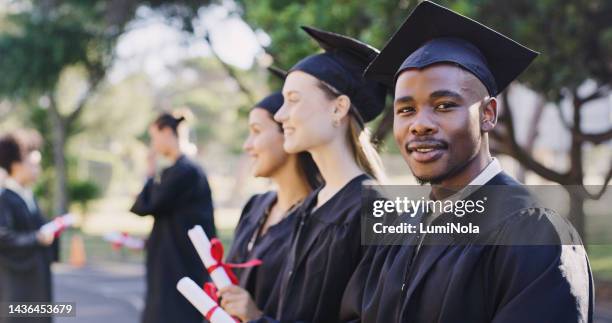 abschlusskappe, zertifikat und schwarzer mann oder studenten auf dem campus im freien für universitätserfolg, leistung oder bildungsdiplom., studienziel, college-klasse und graduierten-stipendien-porträt - scholarship stock-fotos und bilder