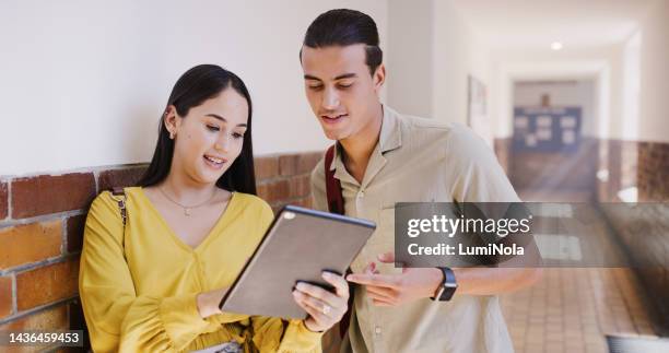 bildung, tablet und schüler mit einem mann und einer frau in einem schulflur zum gemeinsamen lernen oder lernen. internet, studium und universität mit männlichen und weiblichen studenten, die technologie im college nutzen - school ground student walking stock-fotos und bilder