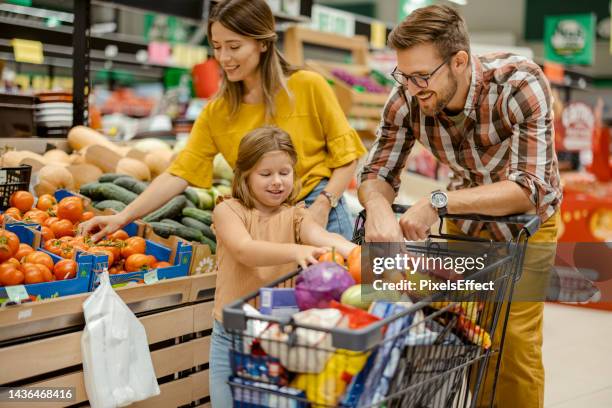 familie im supermarkt - family shopping stock-fotos und bilder