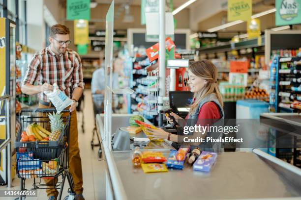supermarket - caissière stockfoto's en -beelden