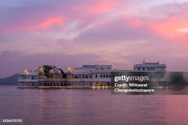 taj mahal palace hotel - lake palace stockfoto's en -beelden