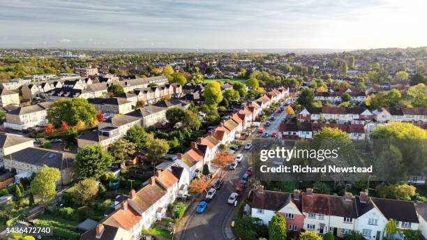 morning sunrise homes - maison mitoyenne photos et images de collection