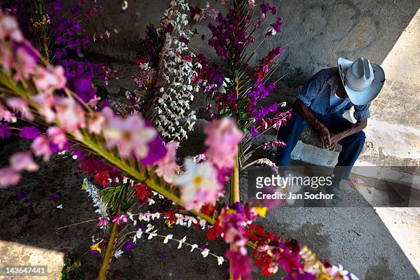 Un vaquero salvadoreño descansa durante el Festival de flores y palma en Panchimalco, El Salvador, 8 de Mayo de 2011. En el primer domingo de mayo,...
