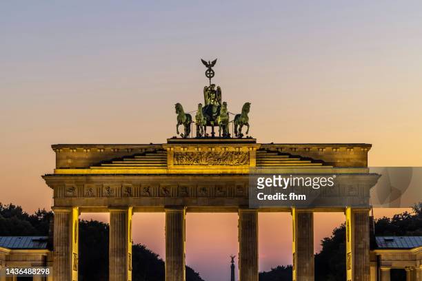 brandenburg gate at sunset (berlin, germany) - pariser platz stock pictures, royalty-free photos & images