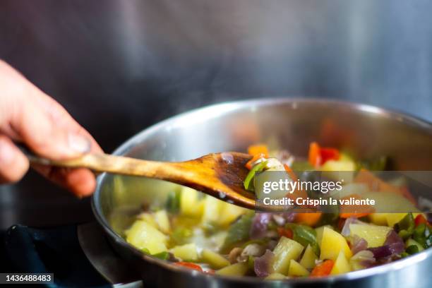 pot with vegetable stew, cooking, - stew pot photos et images de collection