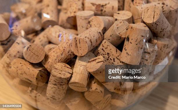 wine bottle stoppers - cork stopper 個照片及圖片檔